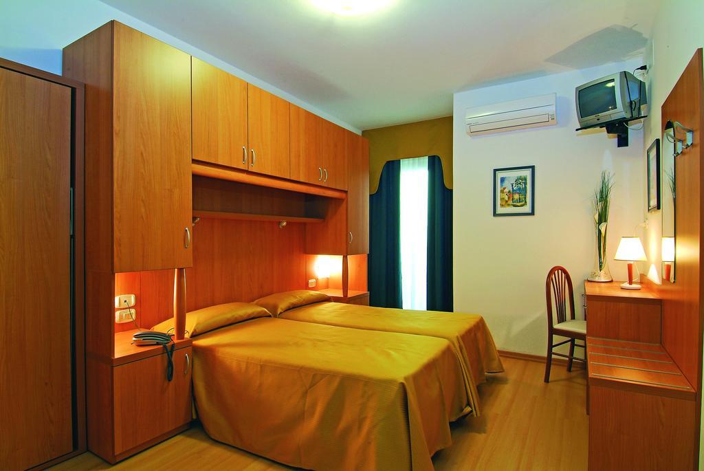 Hotel Garni Losanna Bibione Room photo